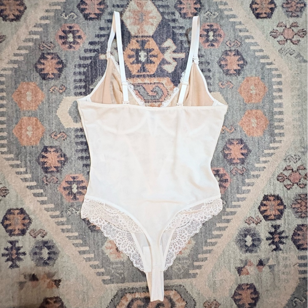 Very Sexy Feminine Romantic Bodysuit Size Medium Off White & Tan Lace - Picture 6 of 8